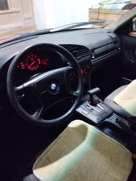 Продам БМВ 316i E36 АКПП автомат цвет красный двигатель 1.8 ЛТ .