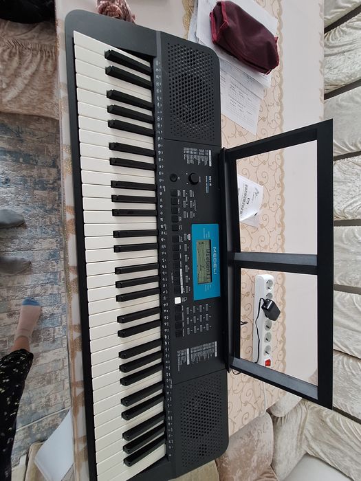 Продам синтезатор Medeli.