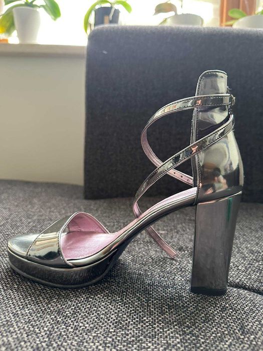 Сандали в огледално сиво