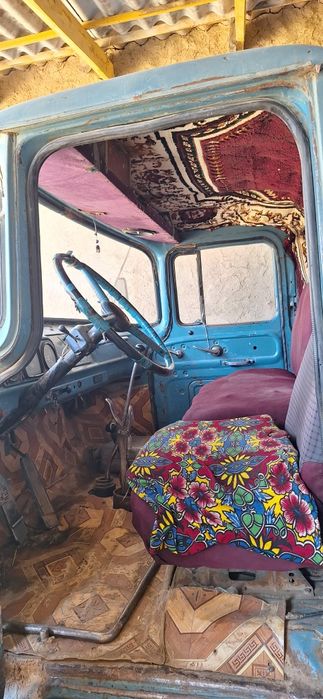 Зил сотилади бахмалда,