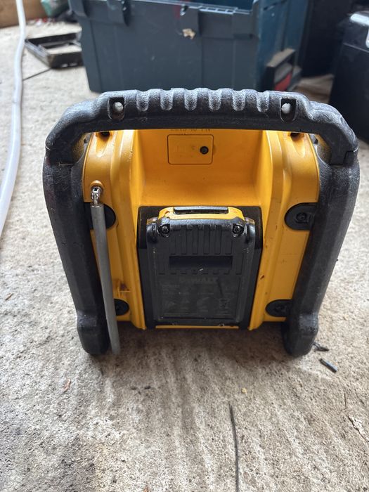 Corp radio dewalt DCR020