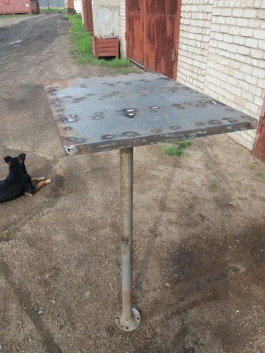 Продам железный стол.