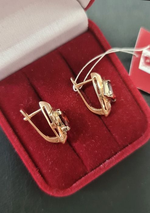 Новые золотые серьги 585 пробы с гранатом