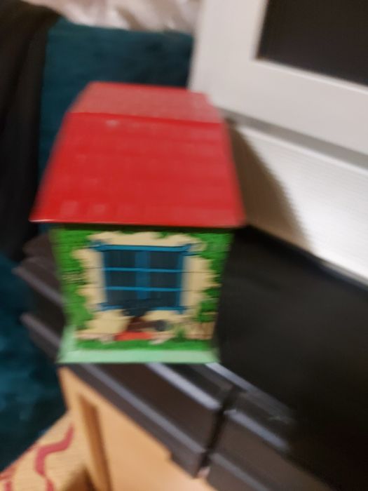 Детска касичка с езиче.