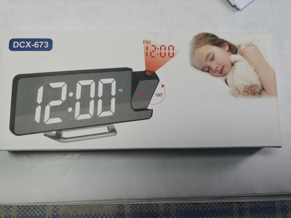 Ceas digital de birou cu proiectie pe tavan