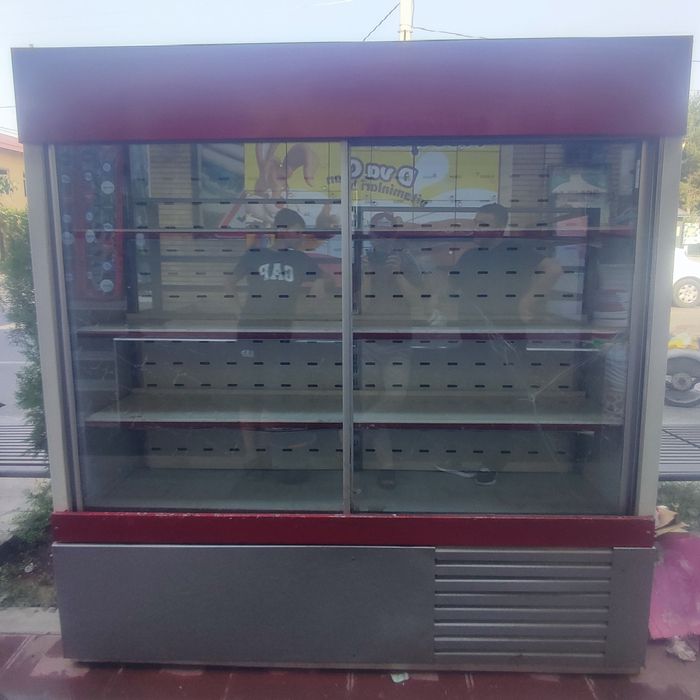 Витерина холаделник сотилади 2 та бор баландлиги 2 м узунлиги 1.9 м