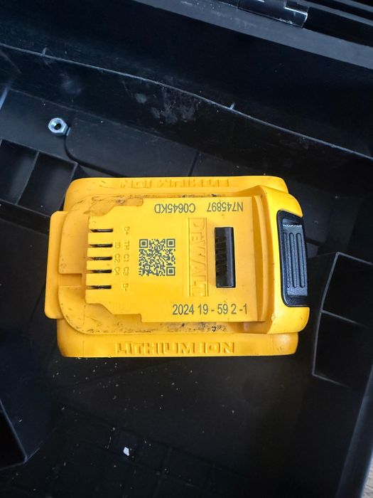 Перфоратор DeWALT DCH263