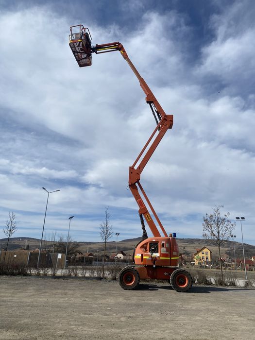 De inchiriat nacela cu brat 4x4 JLG 450 AJ