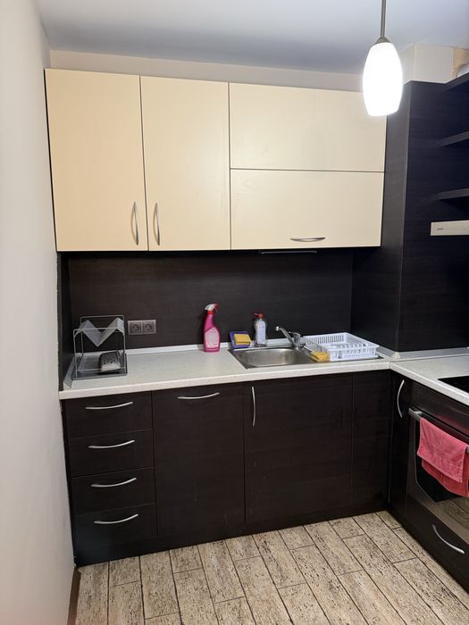 Кухня с кухненско обзавеждане