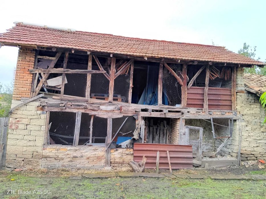 Тухлена къща със стопански постройки