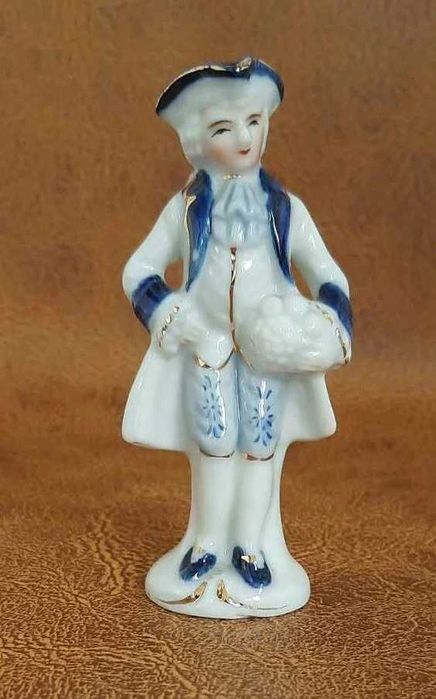 Средни и малки порцеланови фигурки от различни държави