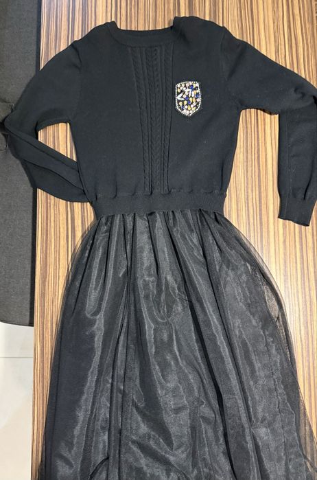 Рокля с плетка отгоре и тюлена пола надолу