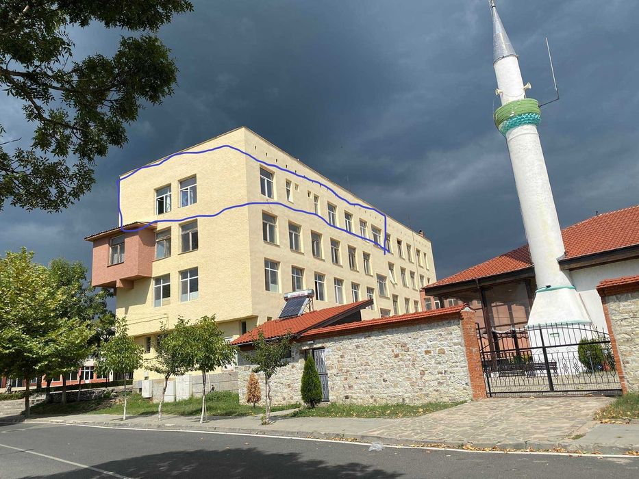 Половин етаж от сграда в центъра на гр. Джебел