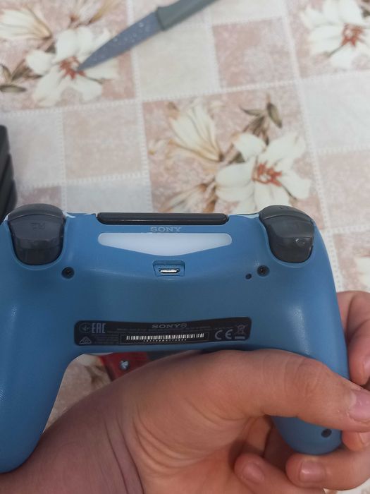 Ps4 pro 1TB + 2 джойтика