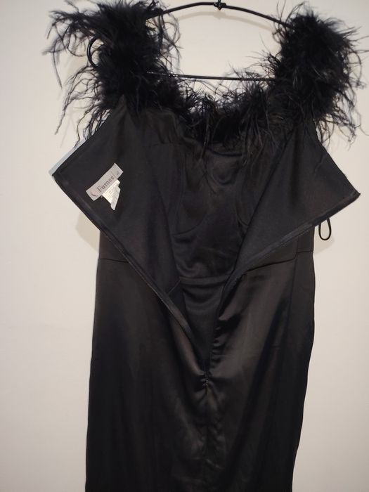 Rochie satin negru cu pene