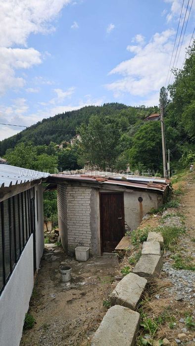 Къща в планината в с. Давидково, обл. Смолян