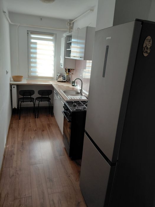 Închiriez apartament cu 2 camere
