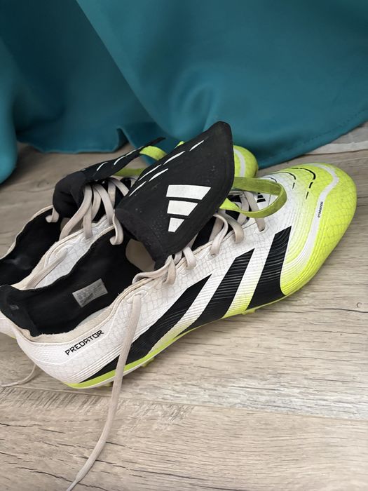 Vand ghete fotbal adidas predator