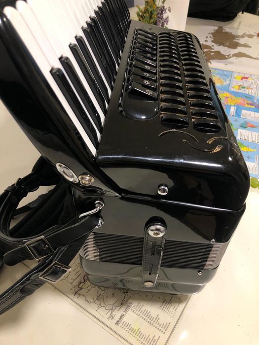 Vand Acordeon Bugari Armando cu surdina!