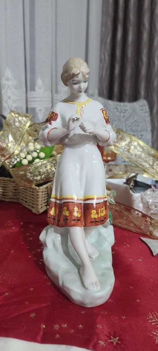 фарфоровая статуэтка  "гадание на ромашке" ссср