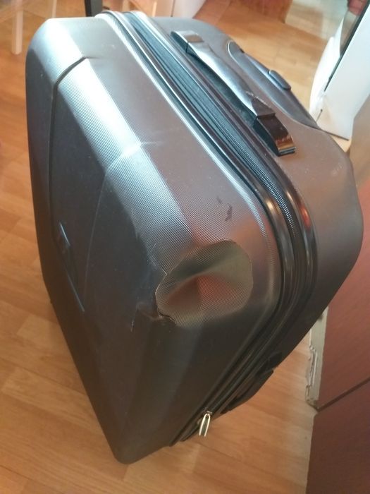 Продам чемодан большой