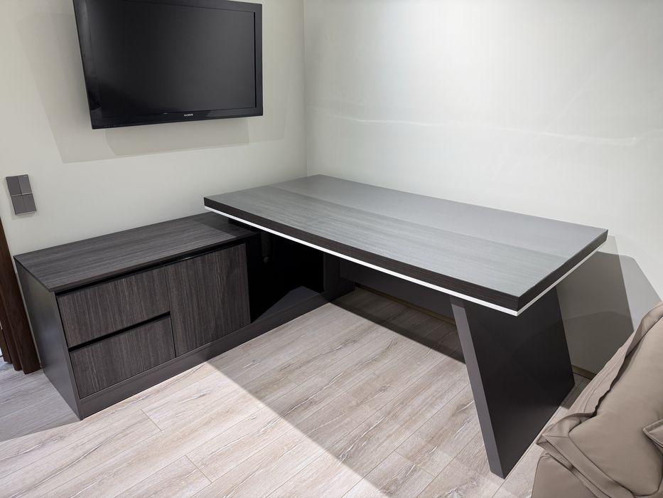 Продам стол с тумбой