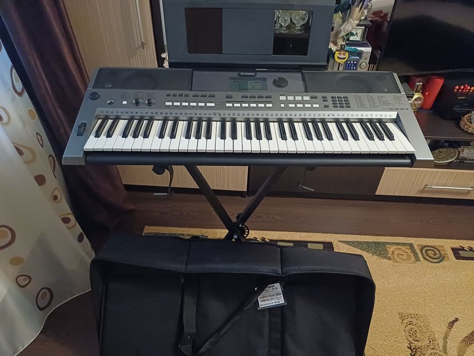 Vând  Yamaha PSR E443