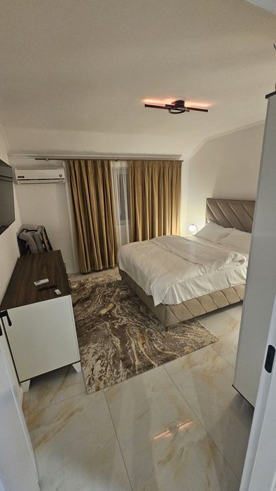 Închiriez apartamentin regim hotelier 3 camere.