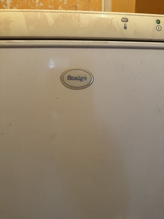 Работещ хладилник, фризерът е слаб и се нуждае от ремонт