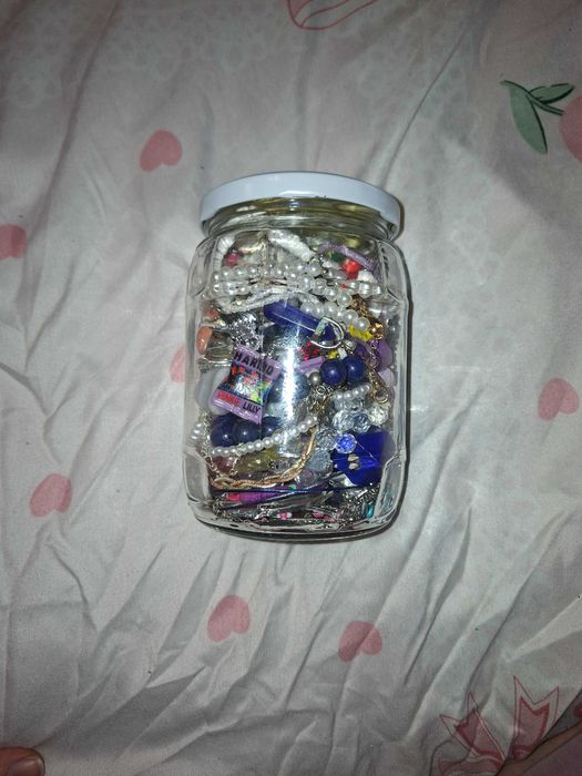 Буркан с мистериозни бижута