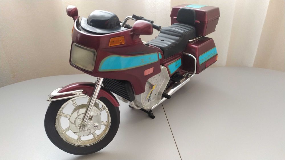 Настолен аналогов часовник във вид на мотор