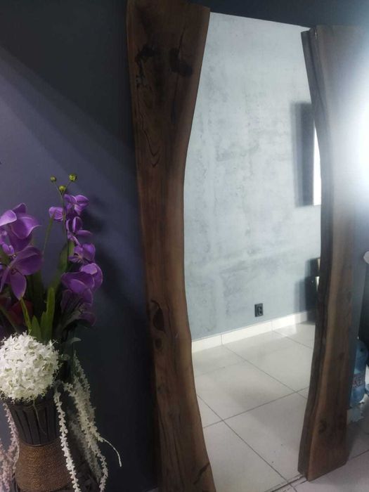 Зеркало в деревянной раме