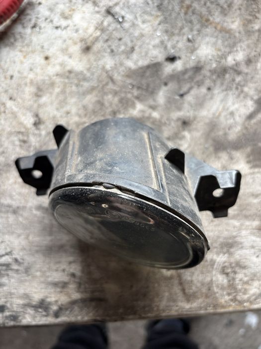 Продам  противотуманку на рено