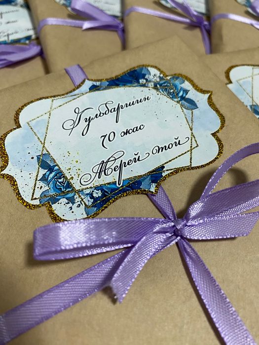 Тойбастарға кітап наклейкамен