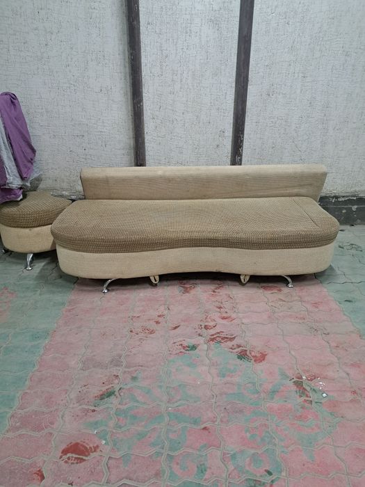 Диван с пуфиком в среднеем состояние