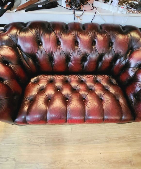 Кожен диван Chesterfield – тъмно бордо