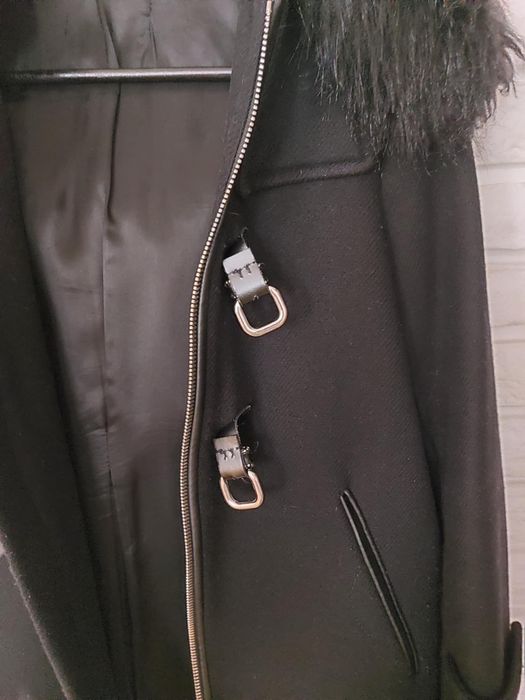 Продавам черно палто