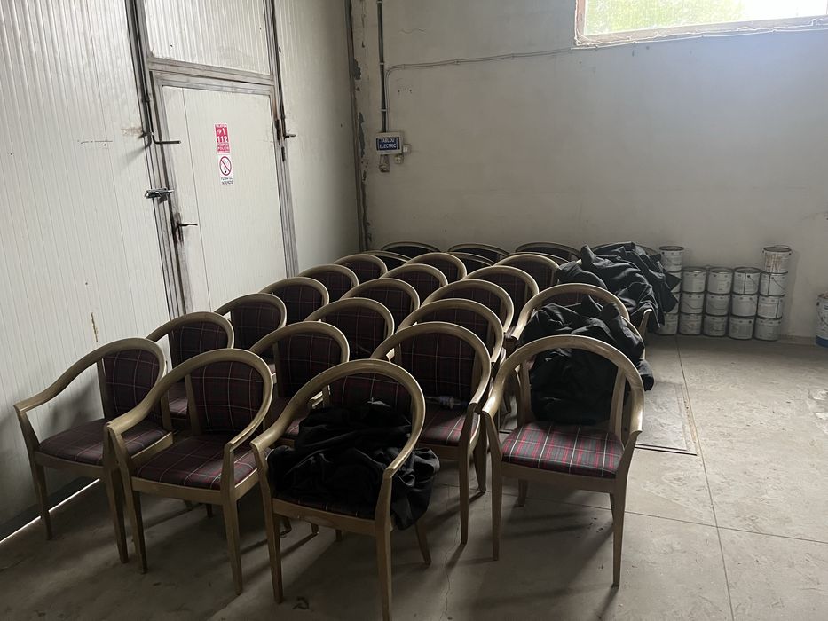 Scaune tapitate din lemn masiv