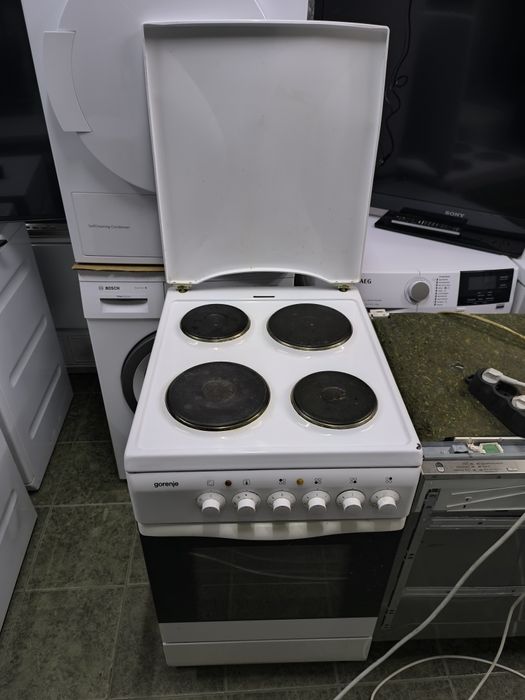 Свободностояща Печка Gorenje Е235VV с чугунени котлони.