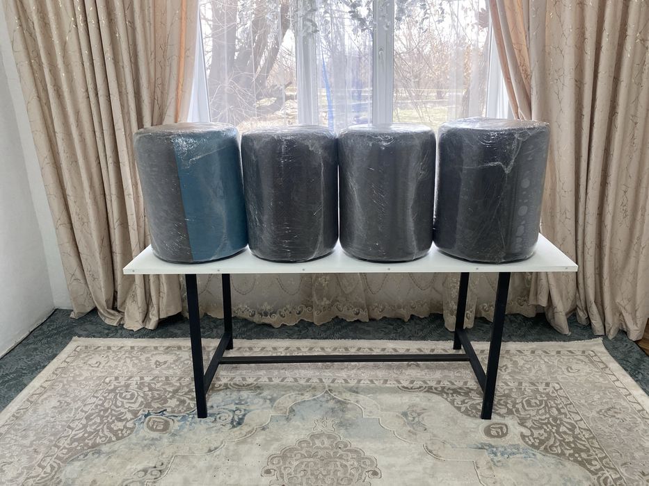 Стол с пуфйкамй