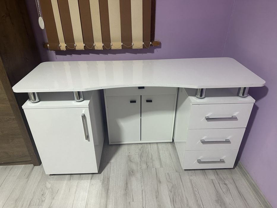 Бюро за маникюрист стол и шкаф