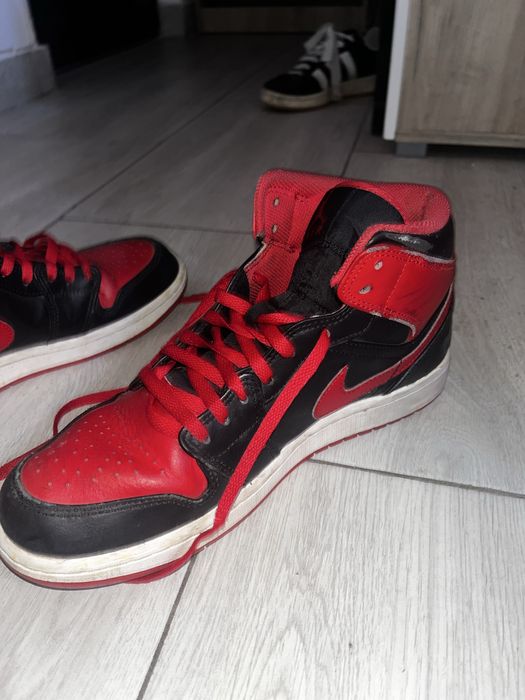 Jordan 1 Mid rosu cu negru marimea 43 (Nike, air jordan)