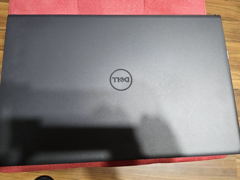 Лаптоп DELL Vostro 3520