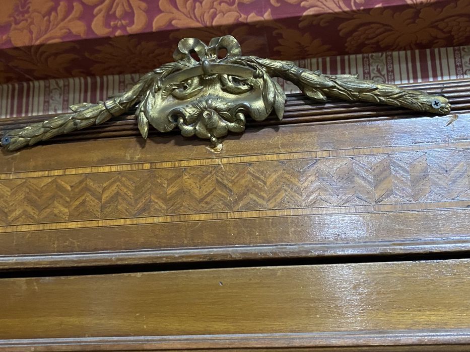 Аникварный шкаф