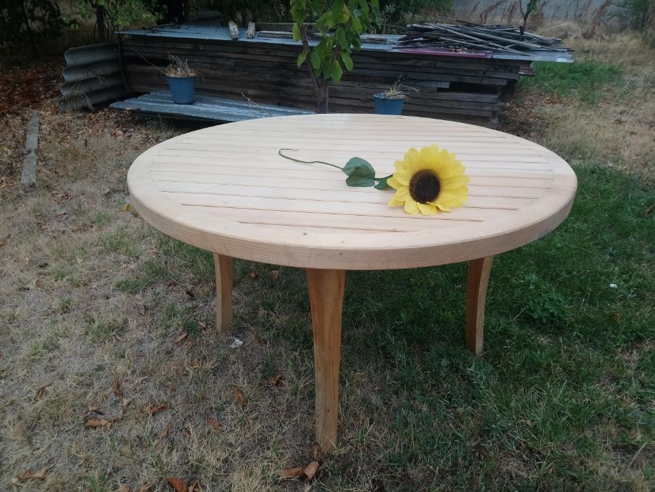 Дървена кръгла маса