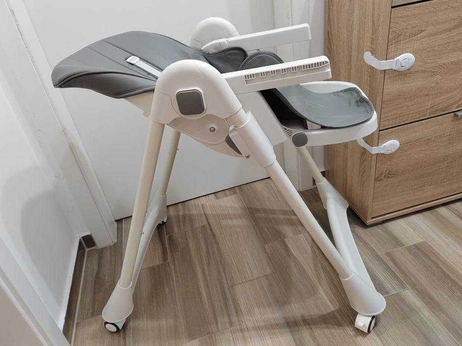 Scaun de masa  cu spătar și tăviță,