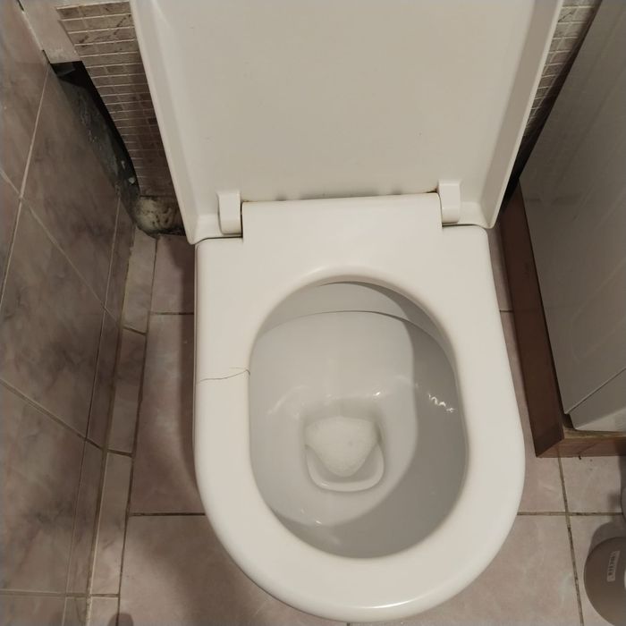 Унитаз обычный  продам с бочком