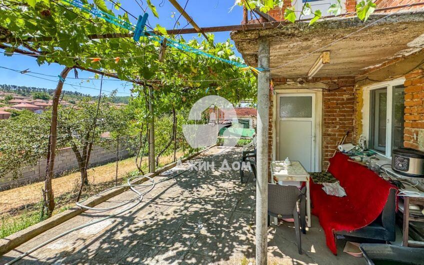 Двуетажна къща с двор в гр. Средец