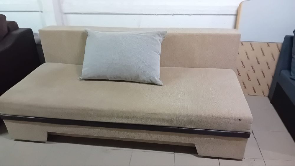 Canapea extensibila cu loc pentru haine