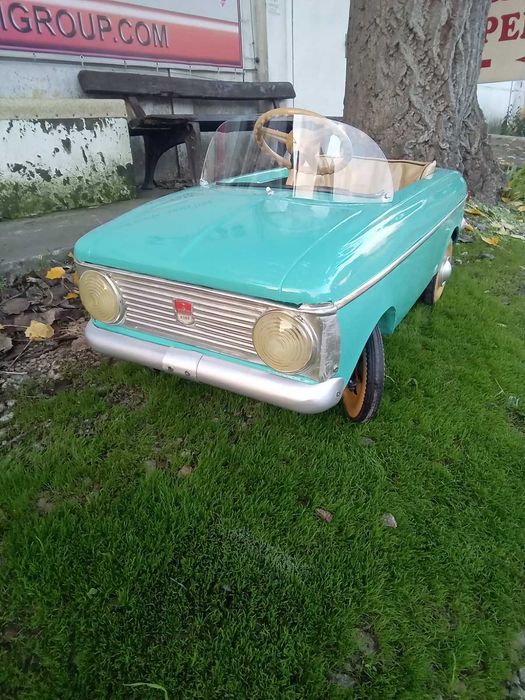 Продавам метална детска ретро кола с педали МОСКВИЧ количка